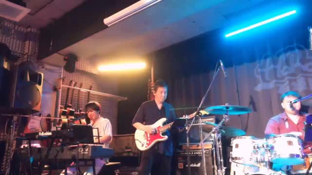 HoRookiesの比嘉舜太朗君(Dr)に意地悪して歌わさせないお店スタッフ😎