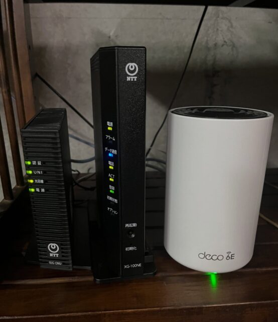 「光回線10ギガ」が石垣市も対象エリアになり、本日より最大10Gbpsの超高速ネット環境が整いました。Wi-Fiルーターも最新機器に変え、200台以上接続が可能になり、2.4GHz、5GHz、6GHz(Wi-Fi7)が一つのSSIDで快適に繋がるようになりました。これによりYouTubeライブの画質を、1080p(フルHD)高画質配信が可能になり、95度広視野角Webカメラを1台増やし、合計10カメにも対応しました。そして今までPAのミキサーから出る音をラインでそのまま配信でしたが、AIR(空気音)を録ってミックスすることで「客席で聴こえている音に近い」を実現しました。観客の声や拍手もうっすら入るのでより臨場感が出ます。BGMも配信に流れないようにグループ設定したので、これで著作権BANを気にせず、転換の際に洒落た楽曲をバンバンかけられます！